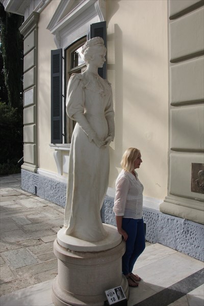 179-Статуя Сиси при входе